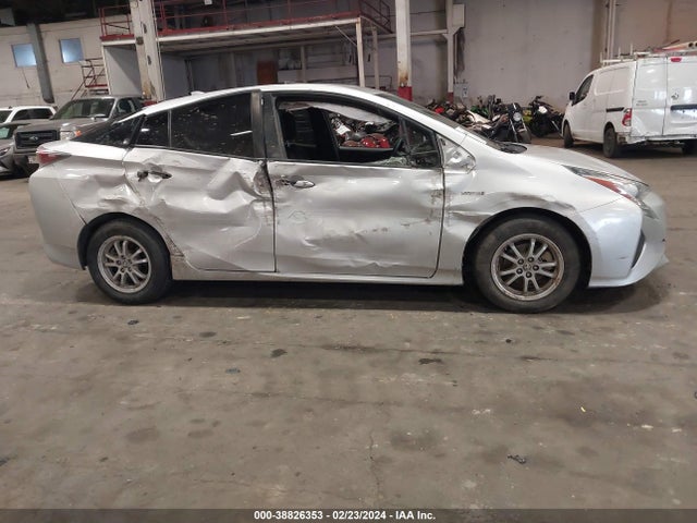 Toyota Prius Two 2016 JTDKBRFU7G3529147 Image 13