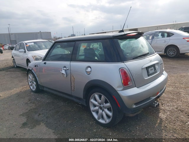 2006 MINI COOPER S WMWRE33566TN26235 Photo 2