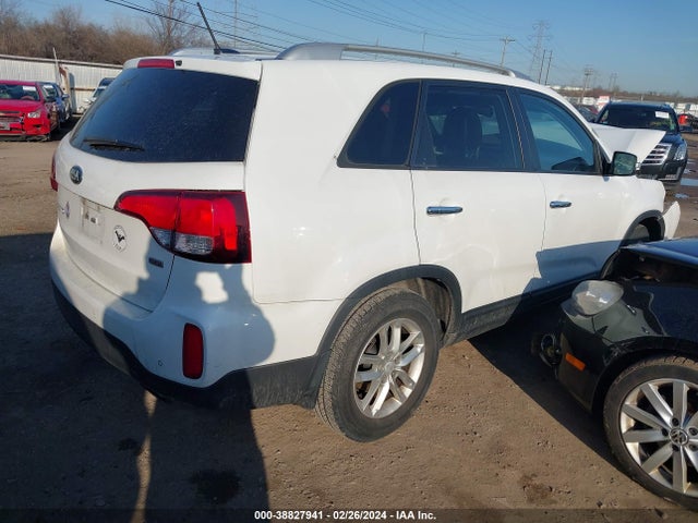 KIA SORENTO LX 2015 5XYKT4A68FG647081 Image 4