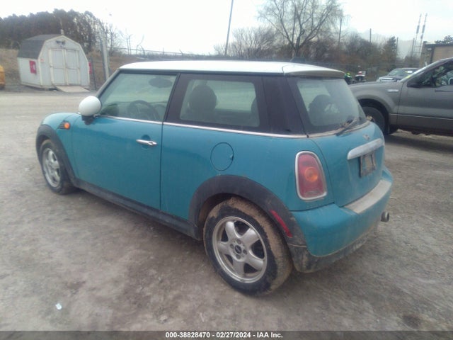 2010 MINI COOPER WMWMF3C54ATZ25337 Photo 2