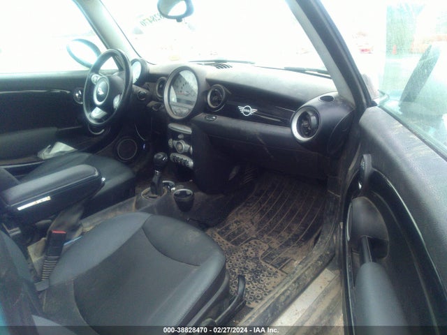 2010 MINI COOPER WMWMF3C54ATZ25337 Photo 4