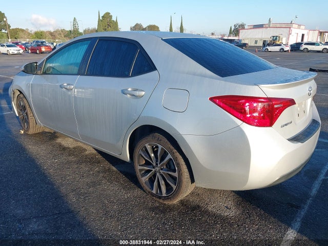 Toyota COROLLA SE 2018 5YFBURHE8JP823445 Image 3