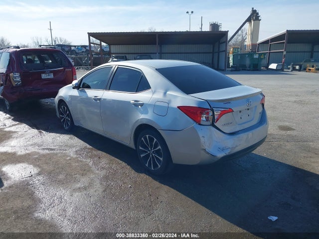 Toyota COROLLA SE 2018 5YFBURHE3JP779788 Image 3