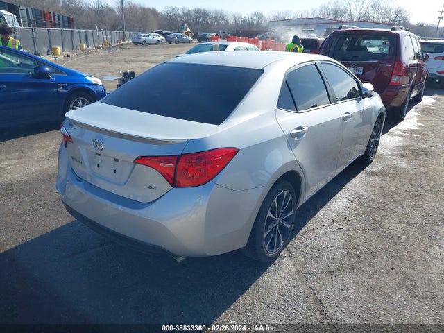 Toyota COROLLA SE 2018 5YFBURHE3JP779788 Image 4