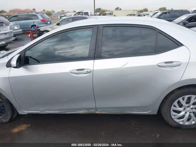 Toyota COROLLA LE 2018 5YFBURHE1JP803151 Image 15