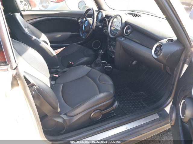 2011 MINI COOPER S WMWZP3C53BTX83261 Photo 4