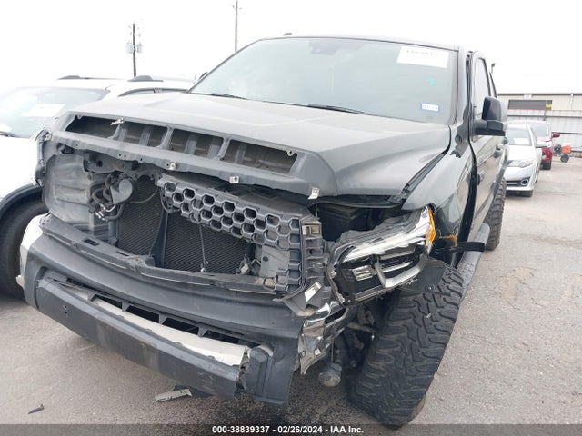 Toyota Tundra Crewmax Sr5 2018 5TFDY5F17JX697229 Image 2