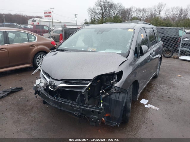 Toyota Sienna Xle 8 Passenger 2018 5TDYZ3DCXJS958012 Image 2