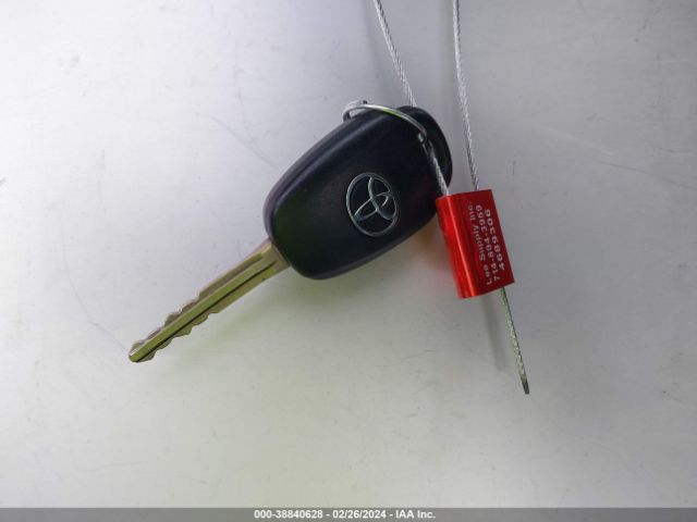 JTMZFREVXJD131042 Toyota RAV4 LE