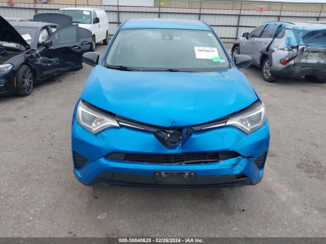 JTMZFREVXJD131042 Toyota RAV4 LE