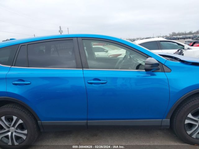 JTMZFREVXJD131042 Toyota RAV4 LE