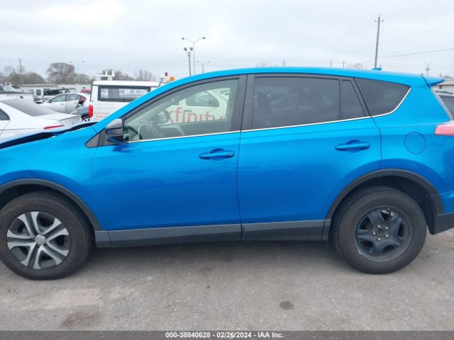 JTMZFREVXJD131042 Toyota RAV4 LE