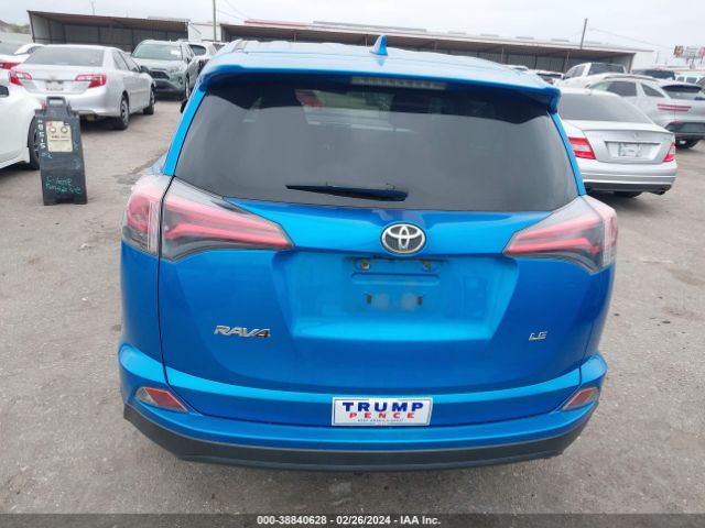 JTMZFREVXJD131042 Toyota RAV4 LE