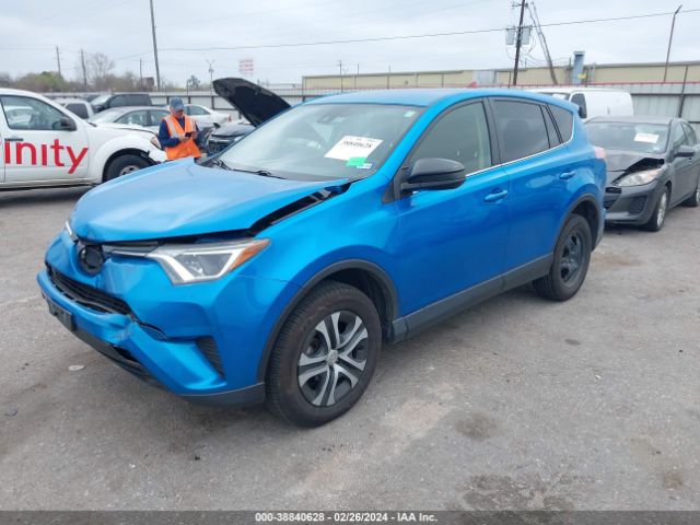 JTMZFREVXJD131042 Toyota RAV4 LE