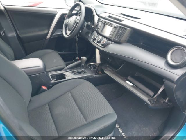 JTMZFREVXJD131042 Toyota RAV4 LE