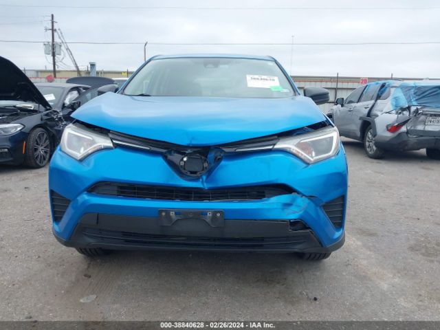 JTMZFREVXJD131042 Toyota RAV4 LE