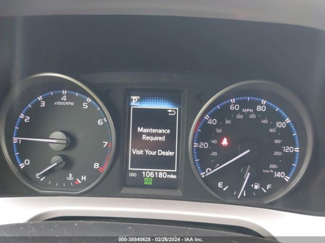JTMZFREVXJD131042 Toyota RAV4 LE