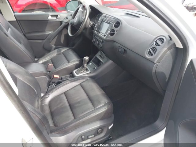 WVGUV7AX2HK029115 Volkswagen Tiguan 2.0t Sport