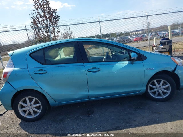 Toyota Prius C Three 2014 JTDKDTB39E1074959 Image 13