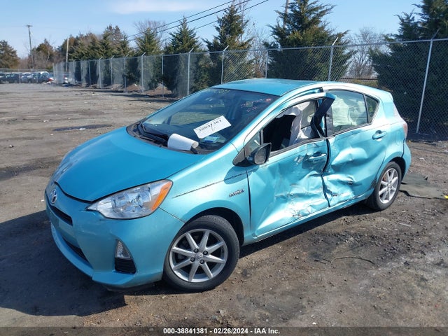 Toyota Prius C Three 2014 JTDKDTB39E1074959 Image 2