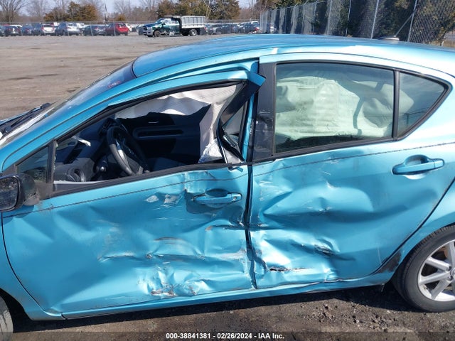 Toyota Prius C Three 2014 JTDKDTB39E1074959 Image 6