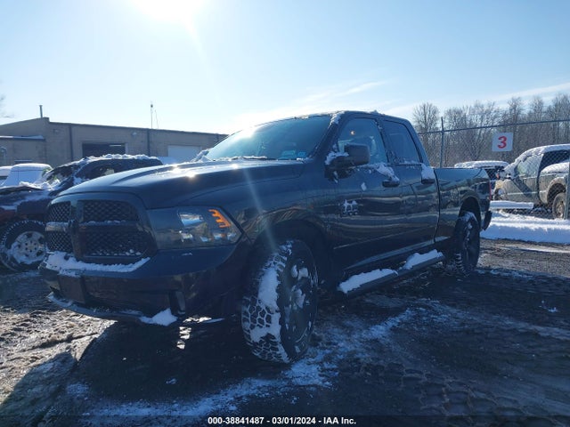 RAM 1500 Express Quad Cab 4x4 6'4 Box 2018 1C6RR7FG2JS225169 Image 2