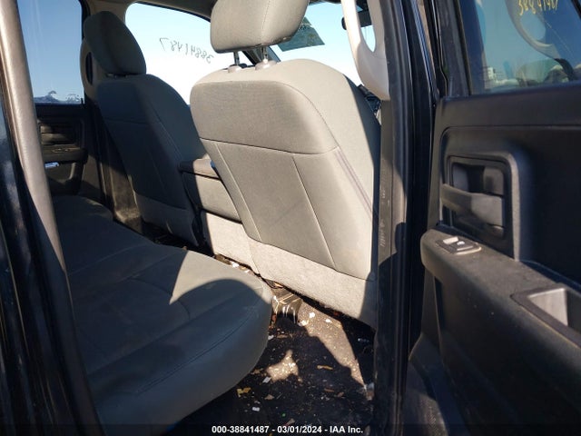 RAM 1500 Express Quad Cab 4x4 6'4 Box 2018 1C6RR7FG2JS225169 Image 8