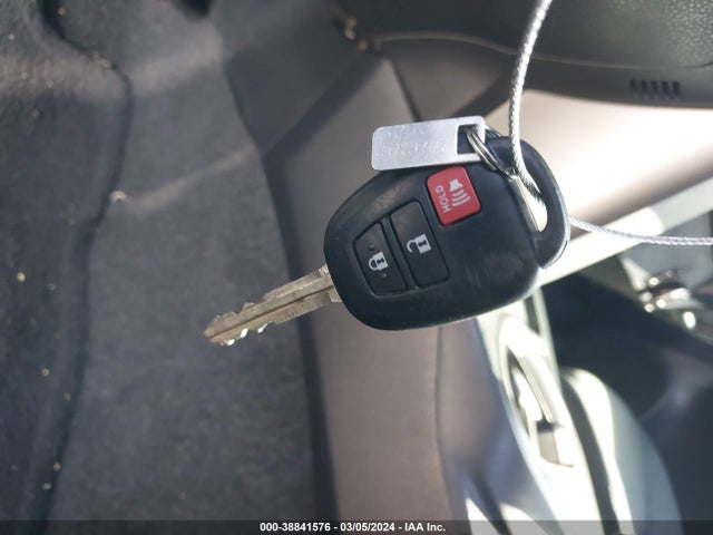 Toyota RAV4 LE 2018 JTMZFREV9JJ211367 Image 11