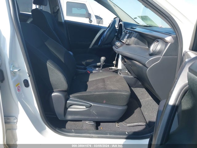 Toyota RAV4 LE 2018 JTMZFREV9JJ211367 Image 5