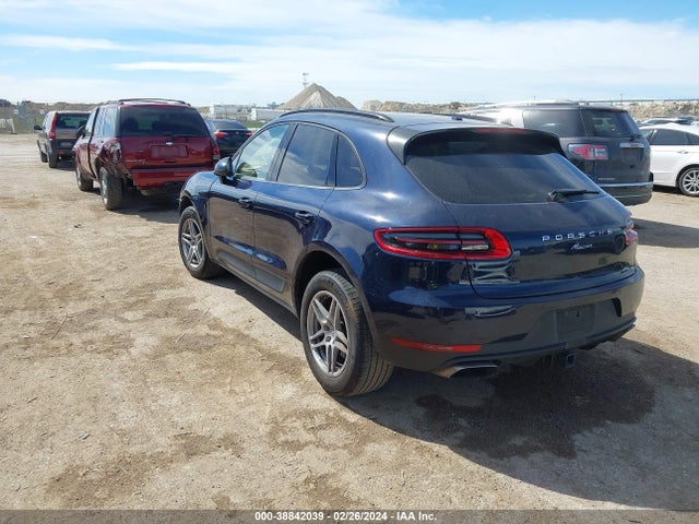 2017 PORSCHE MACAN WP1AA2A52HLB82557 Photo 2