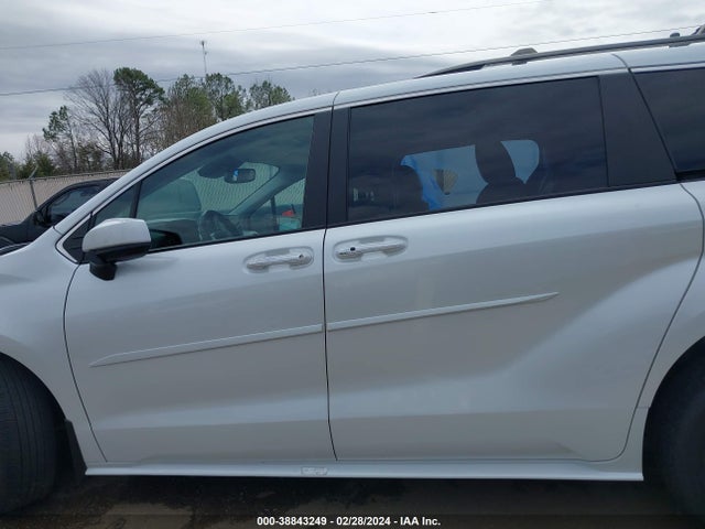 Toyota SIENNA XLE 2022 5TDYRKEC2NS116201 Image 14