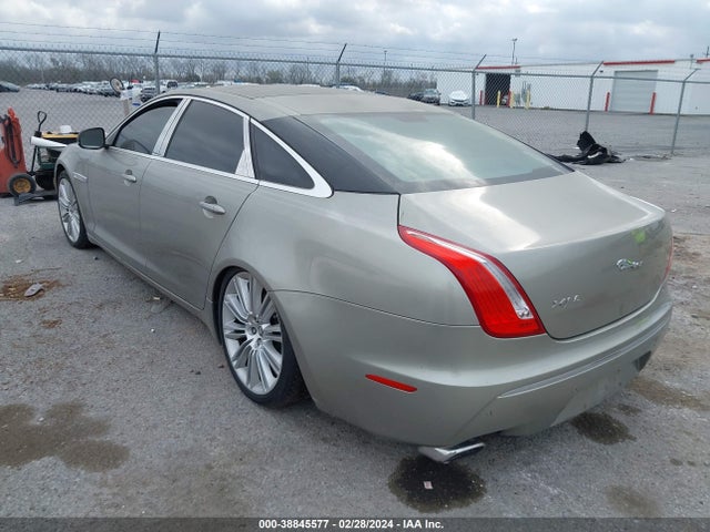 2011 JAGUAR XJ SAJWA2GB1BLV04781 Photo 2