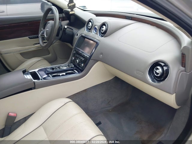 2011 JAGUAR XJ SAJWA2GB1BLV04781 Photo 4