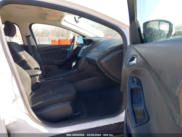 Ford FOCUS SE 2017 1FADP3K22HL254418 Image 5