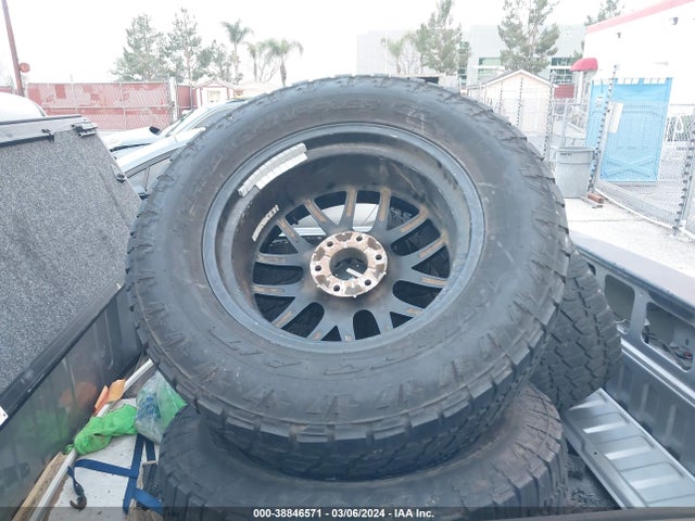 1C6RREJTXKN771663 RAM 1500 Laramie  4x2 5'7 Box