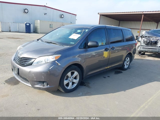 Toyota Sienna L 7 Passenger 2017 5TDZZ3DC5HS873416 Image 2