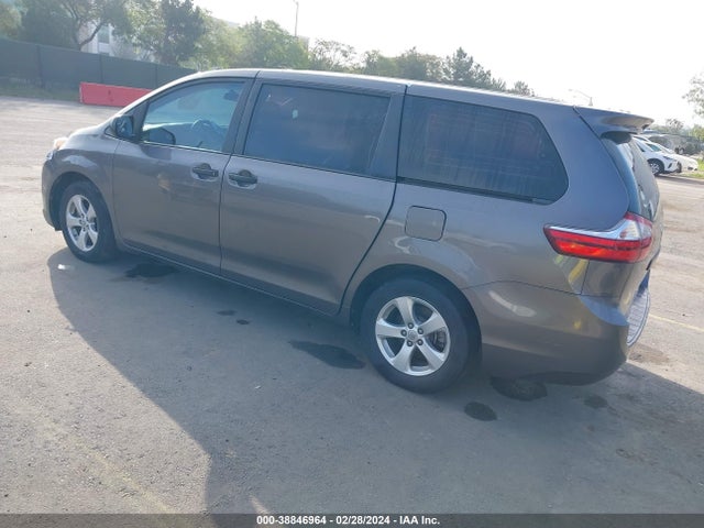 Toyota Sienna L 7 Passenger 2017 5TDZZ3DC5HS873416 Image 3