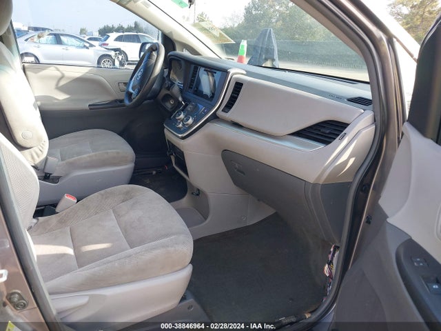 Toyota Sienna L 7 Passenger 2017 5TDZZ3DC5HS873416 Image 5