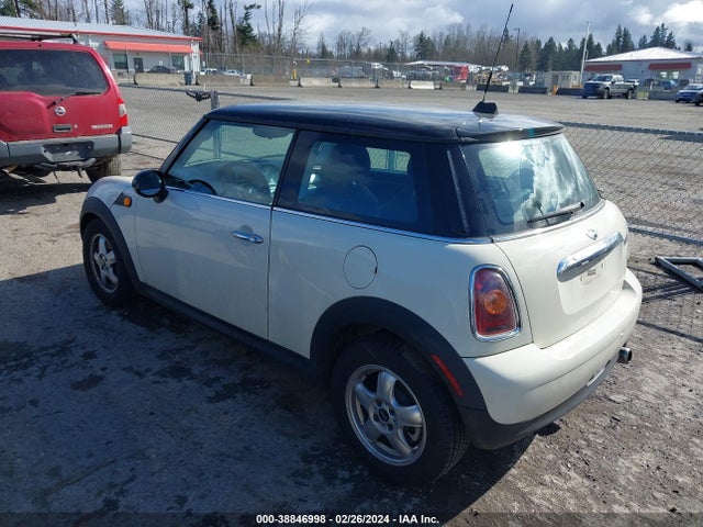 2010 MINI COOPER WMWMF3C5XATU77718 Photo 2
