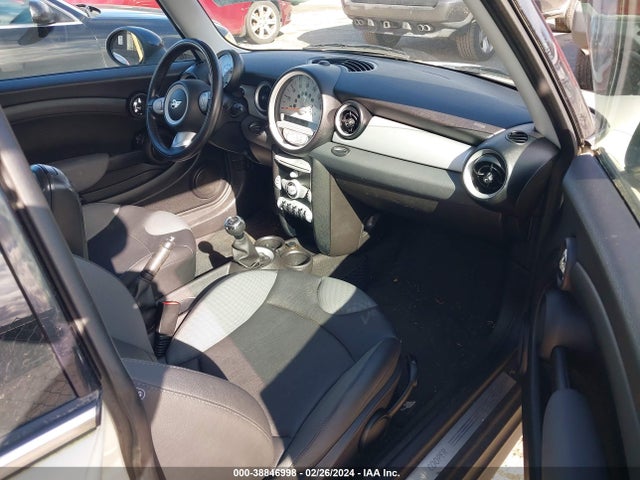 2010 MINI COOPER WMWMF3C5XATU77718 Photo 4