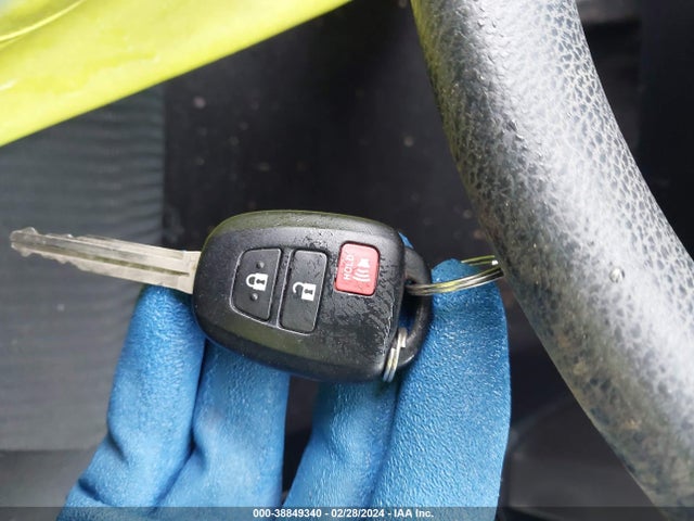 Toyota RAV4 LE 2016 JTMBFREV9GD185054 Image 11