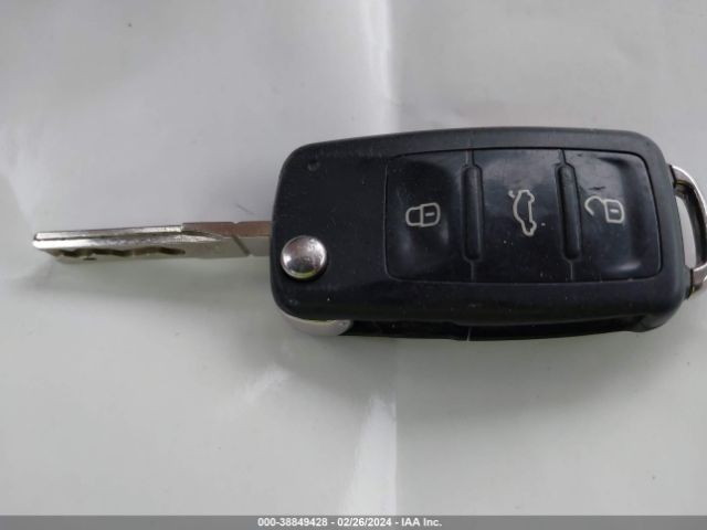 1VWBT7A37FC104135 Volkswagen Passat 1.8t Se