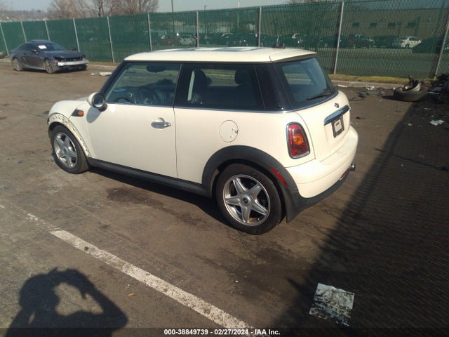 2009 MINI COOPER WMWMF33589TW76326 Photo 2