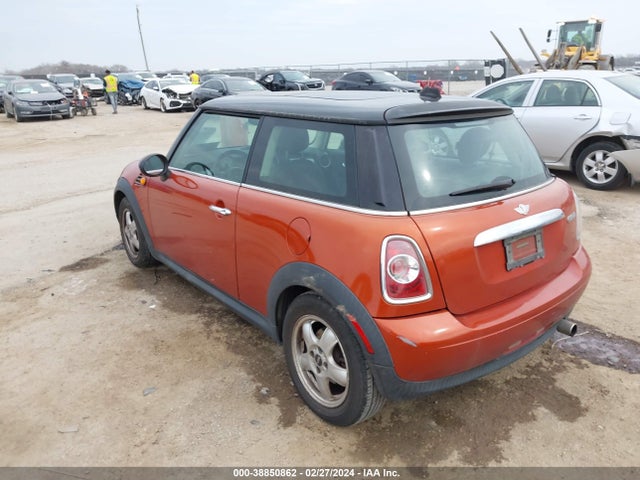 2011 MINI COOPER WMWSU3C54BT093089 Photo 2