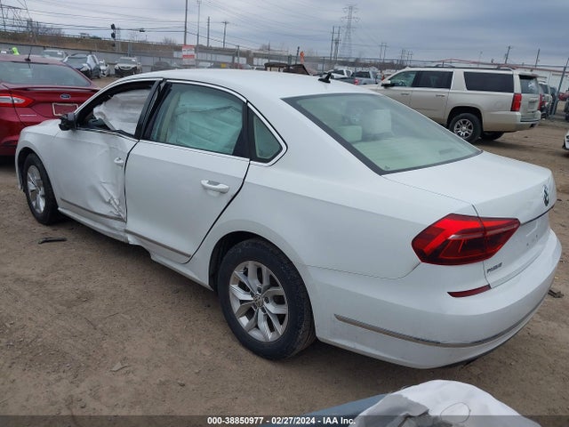 1VWAT7A33HC031795 Volkswagen Passat 1.8t S