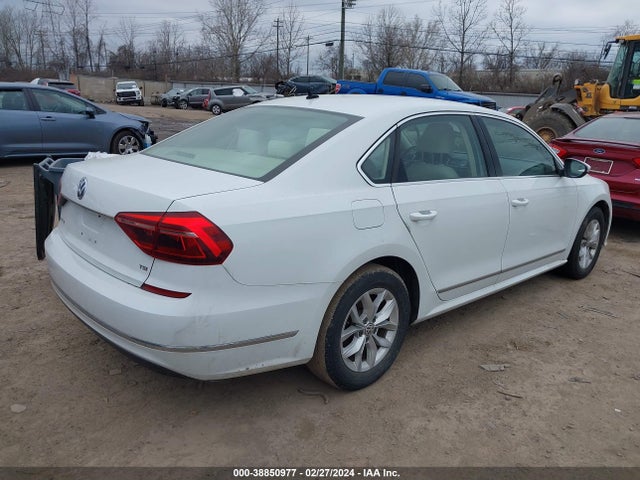 1VWAT7A33HC031795 Volkswagen Passat 1.8t S