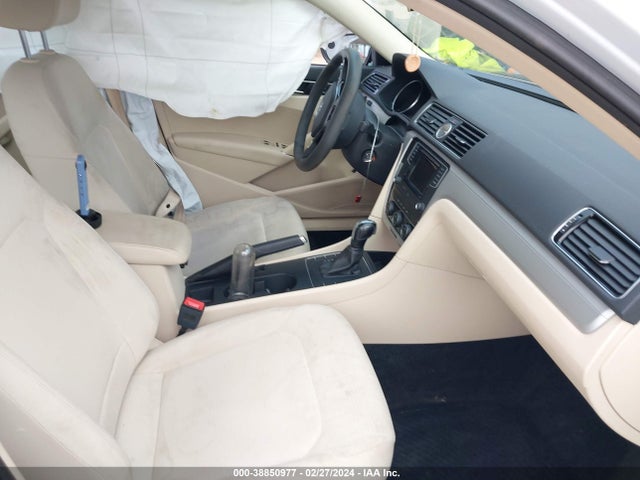 1VWAT7A33HC031795 Volkswagen Passat 1.8t S