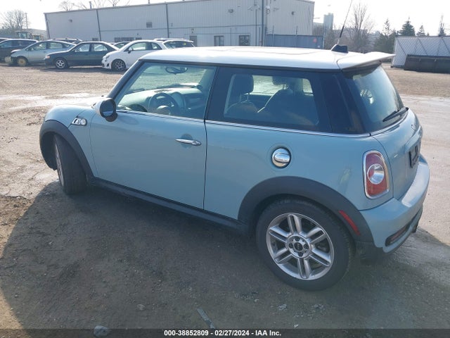 2011 MINI COOPER S WMWSV3C57BTY15314 Photo 2
