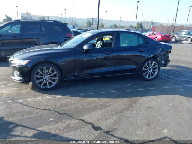 7JR102FK2KG015622 Volvo S60 T5 Momentum