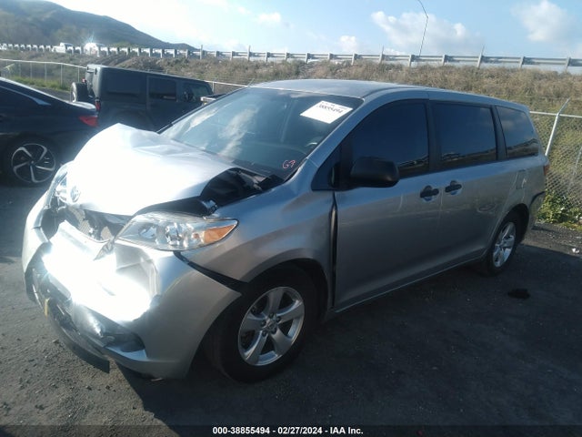 Toyota Sienna L 7 Passenger 2017 5TDZZ3DC2HS869422 Image 2